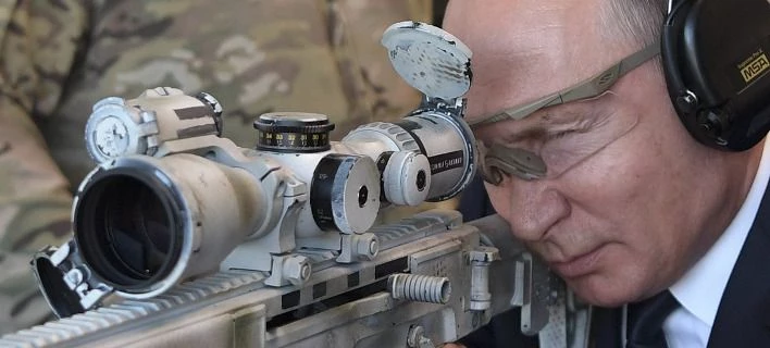 Πούτιν: Επέδειξε το ταλέντο του στη σκοποβολή με το νέο Καλάσνικοφ (βίντεο)